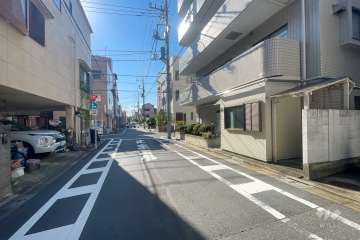 敷地南側の前面道路（東側から）