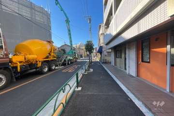 敷地南東側の前面道路　