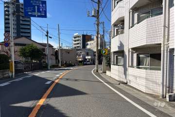敷地の南東側前面道路（北東側から）