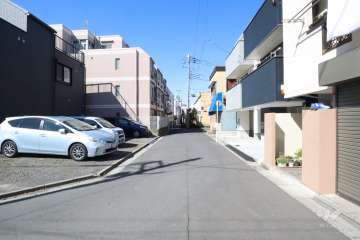 敷地北側の前面道路(東側から)