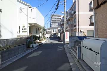 敷地西側の前面道路(南側から)