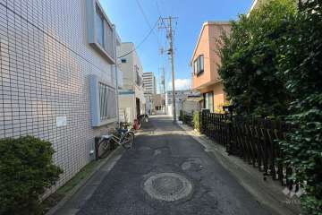 敷地北西側の前面道路（北東側から）