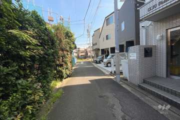 敷地北西側の前面道路（南西側から）