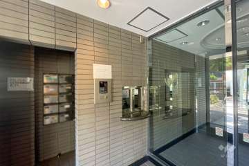 エントランスはオートロック付きです。