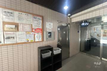 エントランスはオートロック付きです。