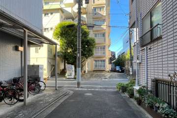 敷地の北側前面道路（東側から）