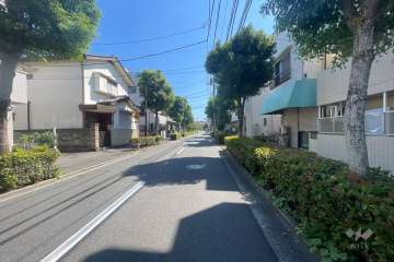 敷地の東側前面道路（北側から）