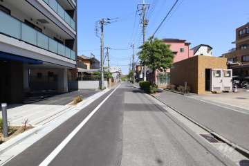 敷地の北側前面道路（西側から）