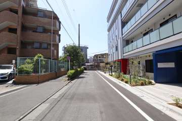 敷地の北側前面道路（東側から）
