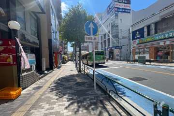 敷地南西側の前面道路（北西側から）