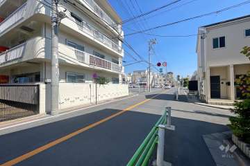 敷地南側前面道路（西側から）