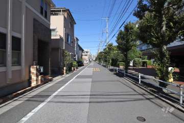 敷地西側の前面道路(南側から)