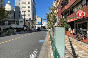 敷地の南西側前面道路（南東側から）