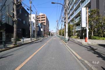敷地西側の前面道路