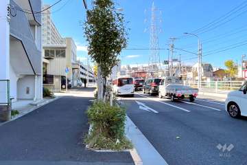 敷地の北西側前面道路（北東側から）