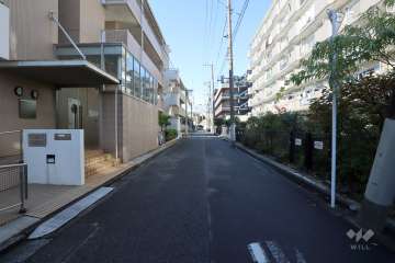 敷地南側の前面道路(東側から)
