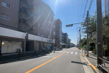 敷地の北側前面道路（東側から）