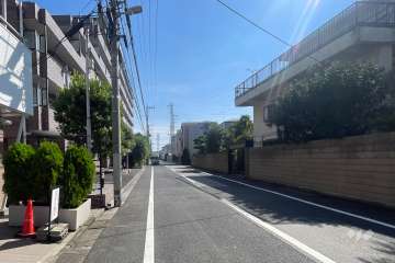敷地の西側前面道路（北側から）