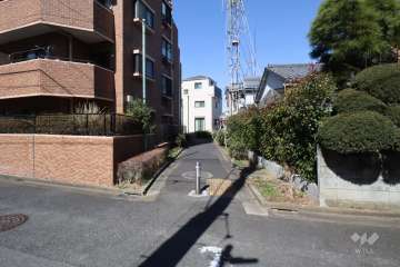 敷地東側の前面通路(南側から)