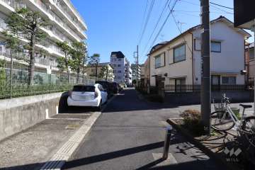 敷地南西側の前面道路(北西側から)