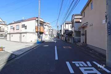 敷地南東側の前面道路(南西側から)