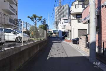 敷地北東側の前面道路(南東側から)