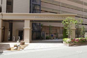 エントランスには車寄せがあります。