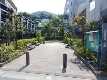 敷地に隣接して『生瀬東武庫川公園』があります。