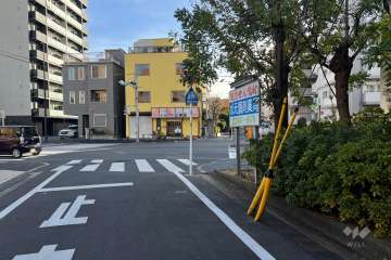 敷地の北側前面道路（西側から）