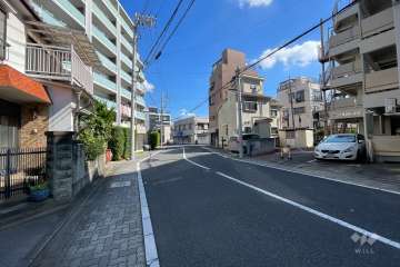 敷地の北側前面道路（東側から）