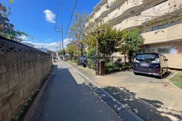 敷地の南側前面道路（東側から）