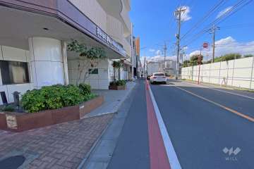 敷地の北側前面道路（東側から）