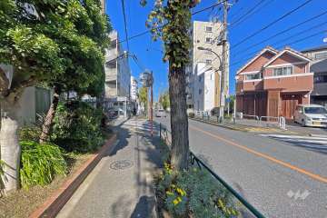 敷地の東側前面道路は都道501号線です（南側から）。