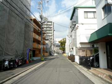 敷地東側の前面道路（南側から）