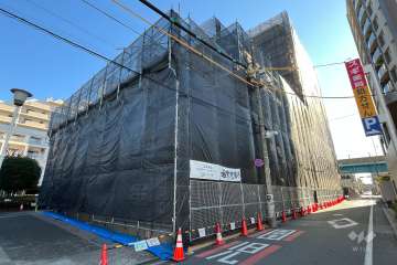 大生新小岩ハイツの外観（西側から）※大規模修繕工事中（2025年1月）