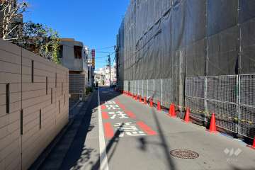 敷地の南西側前面道路（南東側から）
