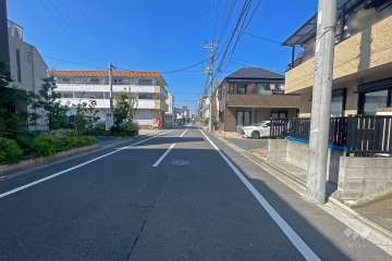 敷地の西側前面道路（南側から）