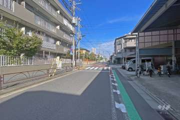 敷地の南側前面道路（西側から）