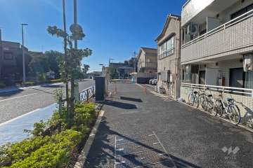 敷地東側の前面道路（北側から）