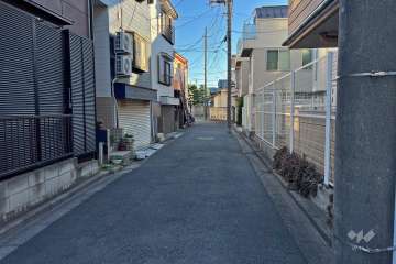 敷地東側の前面道路（北側から）