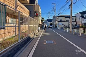 敷地西側の前面道路（北側から）