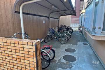 バイク置場と駐輪場