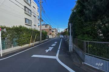 敷地東側の前面道路（南側から）