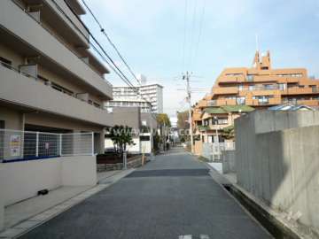 敷地東側の前面道路