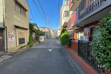 敷地西側の前面道路