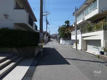 敷地北側の前面道路