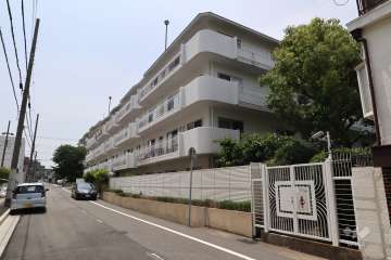 エステート岡本の外観（南東側から）