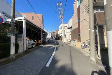 敷地の西側前面道路（南側から）