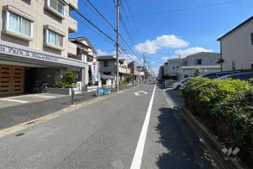 敷地の南側前面道路（西側から）