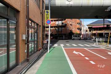 敷地の東側前面道路（南側から）